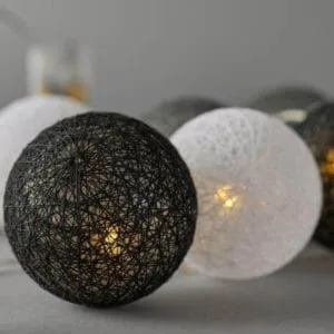 10 διακοσμητικές πολύχρωμες πλεκτές υφασμάτινες μπάλες με λαμπάκια LED σε σειρά μπαταρίας, 1,35 m, διάφανο καλώδιο, σταθερή, χρονοδιακόπτης, IP20, Θερμό Λευκό (Warm white)